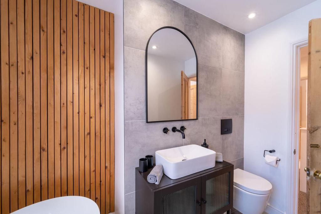 Elegant 3 Bedroom Home In The Centre Of Cheltenham Exterior foto