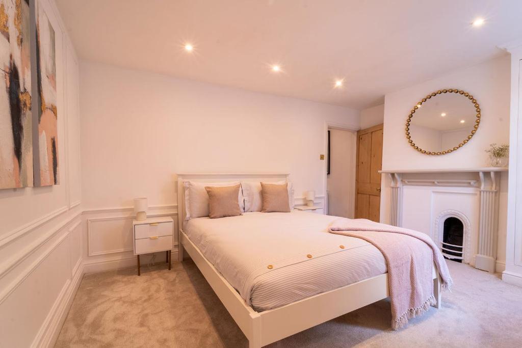 Elegant 3 Bedroom Home In The Centre Of Cheltenham Exterior foto