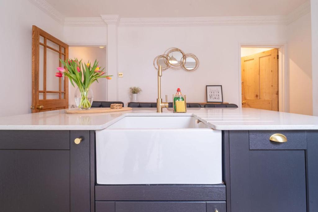Elegant 3 Bedroom Home In The Centre Of Cheltenham Exterior foto