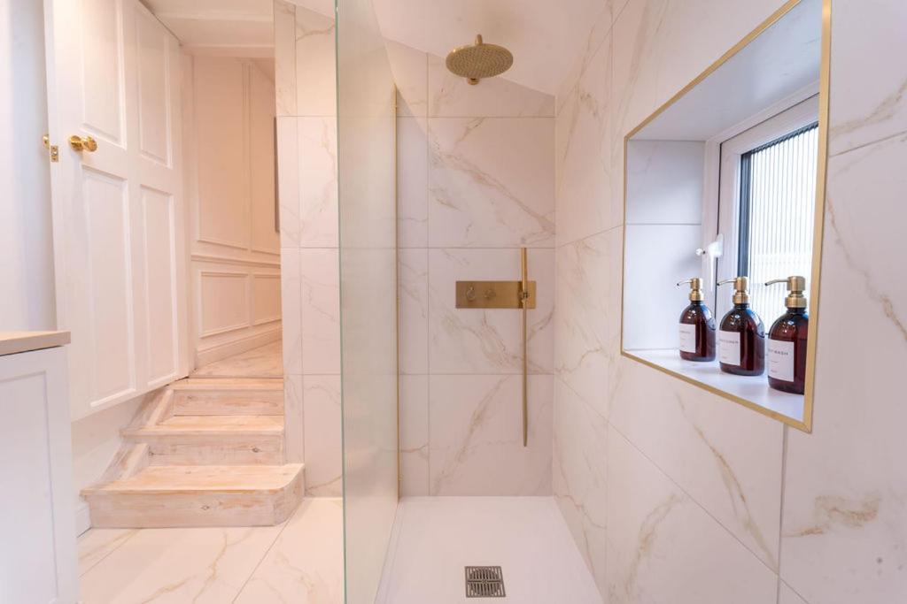 Elegant 3 Bedroom Home In The Centre Of Cheltenham Exterior foto
