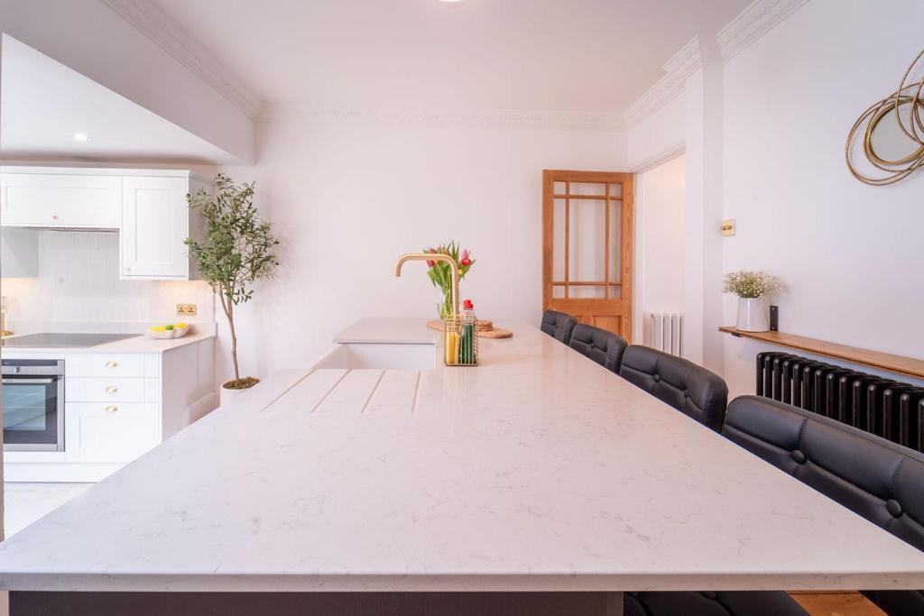 Elegant 3 Bedroom Home In The Centre Of Cheltenham Exterior foto