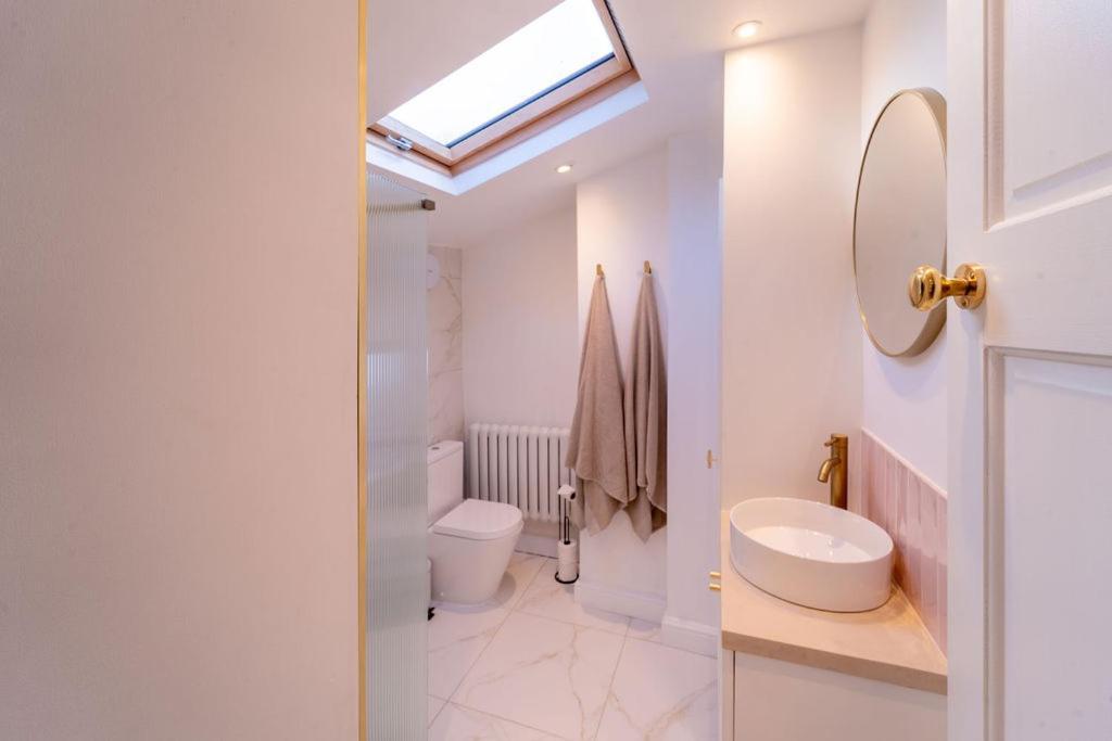 Elegant 3 Bedroom Home In The Centre Of Cheltenham Exterior foto
