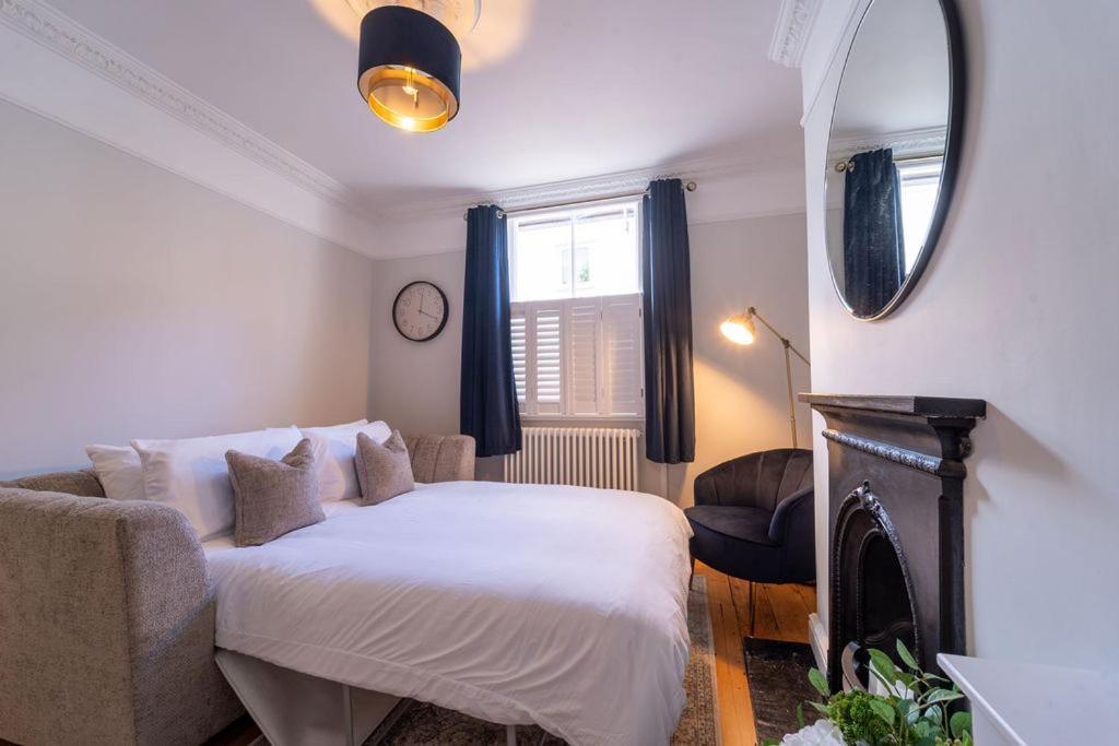 Elegant 3 Bedroom Home In The Centre Of Cheltenham Exterior foto