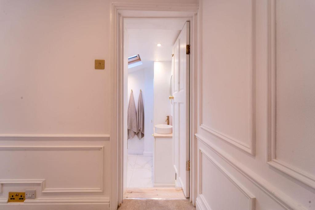 Elegant 3 Bedroom Home In The Centre Of Cheltenham Exterior foto