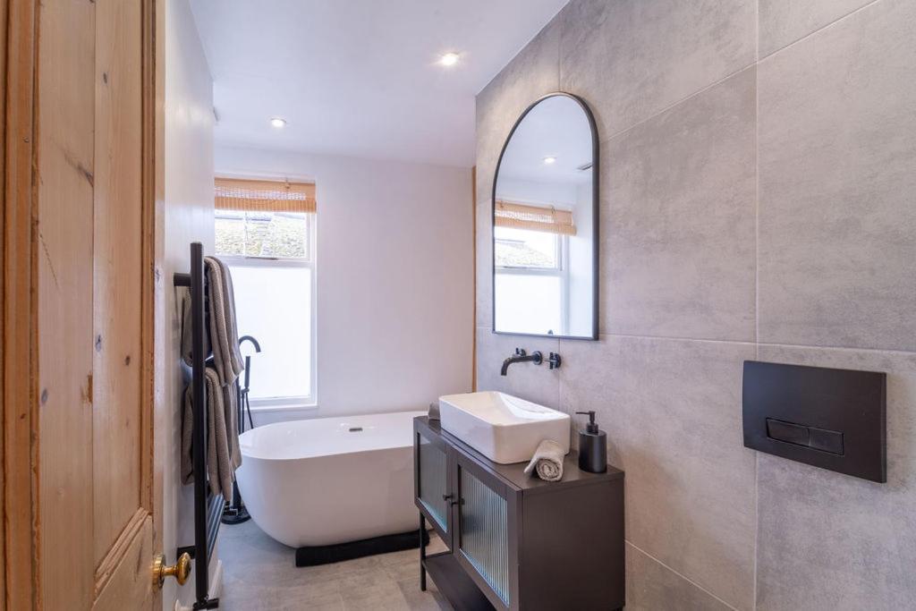 Elegant 3 Bedroom Home In The Centre Of Cheltenham Exterior foto