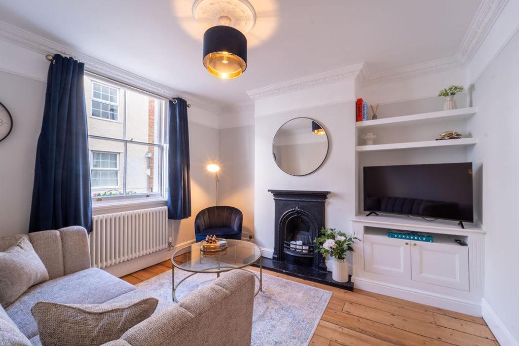 Elegant 3 Bedroom Home In The Centre Of Cheltenham Exterior foto