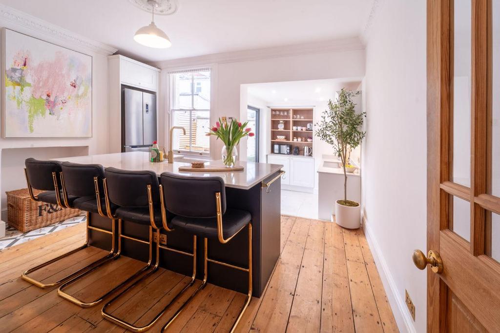 Elegant 3 Bedroom Home In The Centre Of Cheltenham Exterior foto